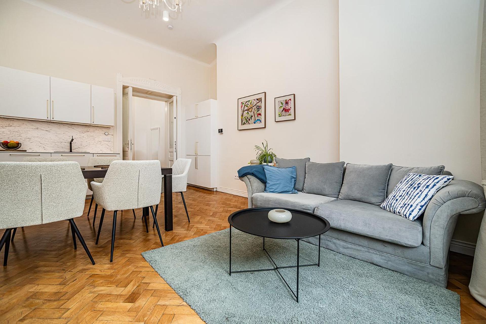 Bright With Terrace Apartment
