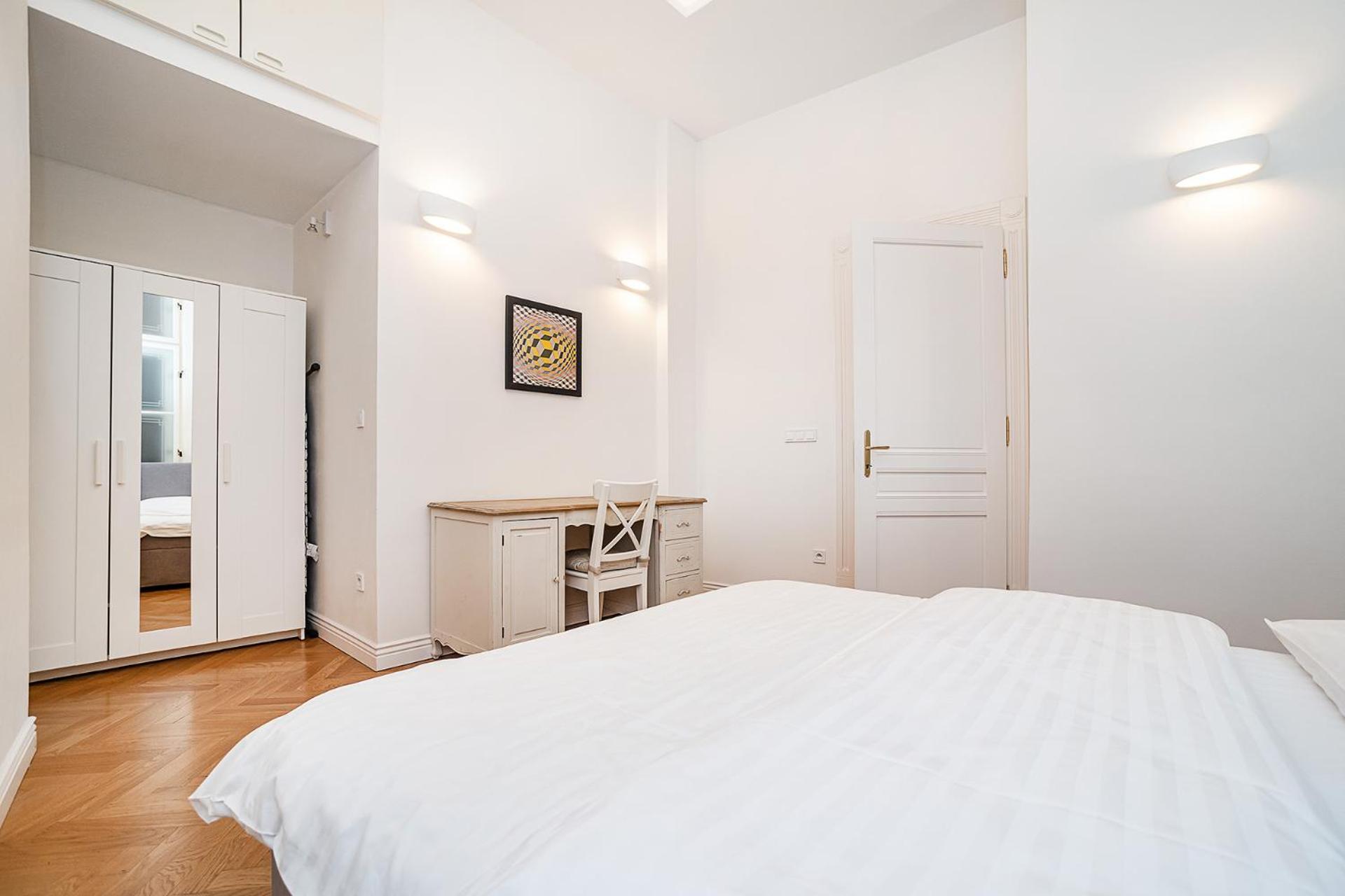 Bright With Terrace Apartment *